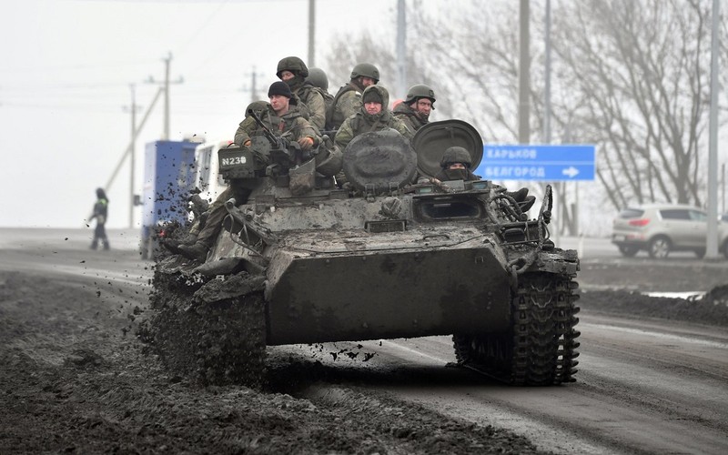 Militari ruși pe o șosea din Ucraina, imediat după invazie | Foto: Profimedia Images