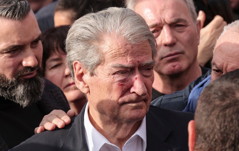 Fostul președinte albanez, acum liderul opoziției, a fost lovit cu pumnul în față în timpul unui protest antiguvernamental