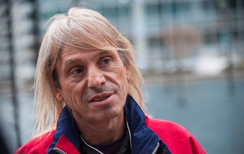 Francezul Alain Robert a escaladat fără dispozitive de siguranţă, o clădire de 185 m din Paris în doar 30 de minute