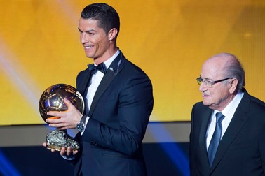 Cristiano Ronaldo (stânga), alături de președintele FIFA, Joseph Blatter FOTO: EPA