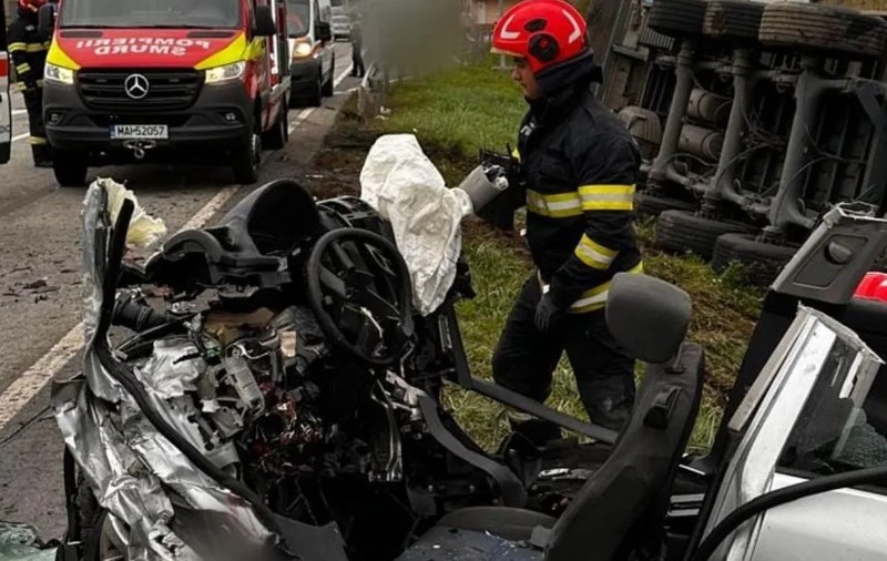 Doi tineri au murit pe loc la Cluj, în Câțcău, după ce mașina în care se aflau s-a izbit de un camion