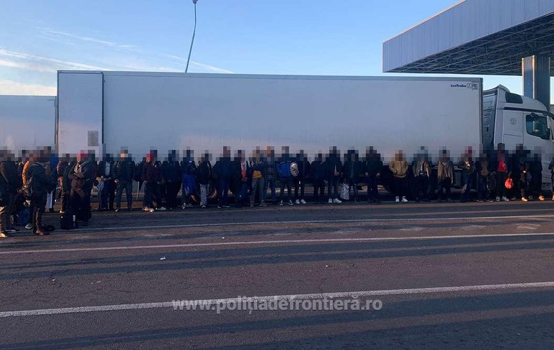 Doi șoferi români de TIR, prinși cu câte 37 de migranți în camion, în aceeași zi, unul la Nădlac, unul în Ungaria