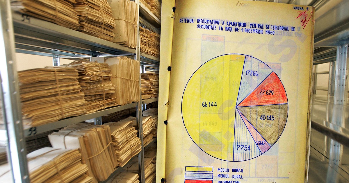 O ziarista incearca sa identifice un titlu de dosar, joi 10 martie 2005, in incinta depozitului in care au fost depozitate primele 5 tone de documente ale fostei Securitati, documente predate de SRI, catre CNSAS, Colegiul National de Studiere a Arhivelor Securitatii.