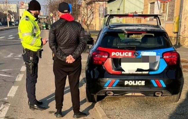 Maşină vopsită în roșu și albastru, cu textul „POLICE”, oprită de poliţişti în trafic, la Arad. Cum a fost sancționat șoferul