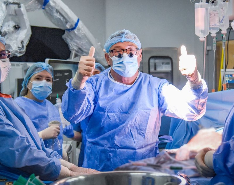 Premieră medicală în România: Transplant hepatic cu donator viu, realizat complet laparoscopic, la Spitalul Clinic SANADOR
