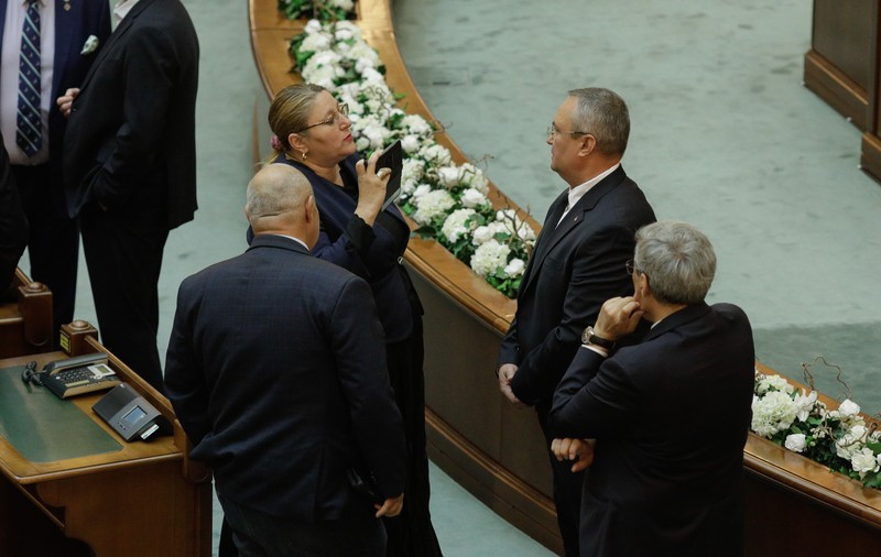 Nicolae Ciucă, noul președinte al Senatului, și-a făcut cruce după primul contact cu senatoarea Diana Șoșoacă. El nu a votat vreo lege de 600 de zile