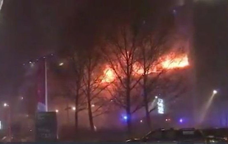 Incendiu într-o parcare supraetajată din Liverpool, de Revelion: Au ars 1.600 de maşini