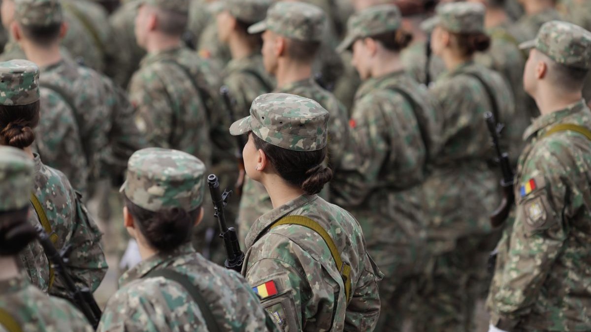 Administrația Prezidențială a dezmințit un nou fake news despre militarii români. Foto: Shutterstock.