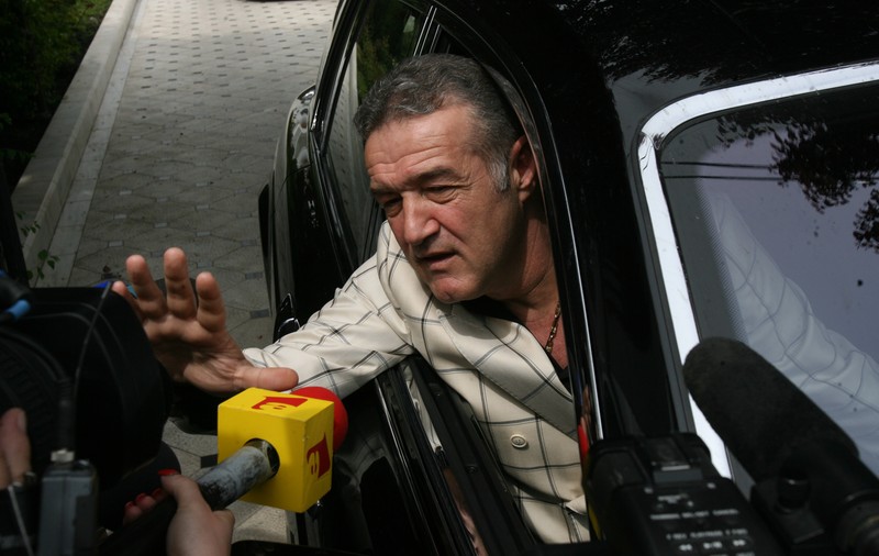 EXCLUSIV / Ce face Gigi ca să nu-l vadă nimeni când îşi sărută soţia în puşcărie