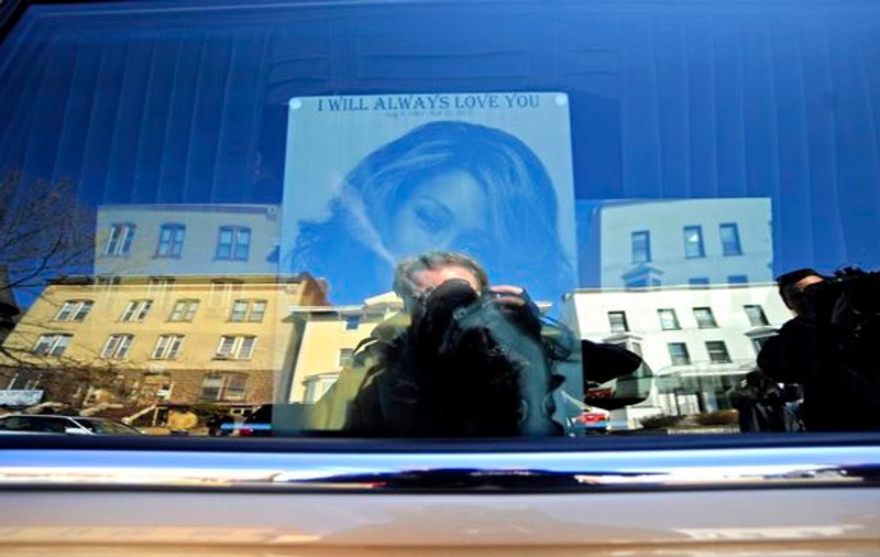 TRANSMISIUNE DIRECTĂ | Urmăreşte funeraliile cântăreţei Whitney Houston!