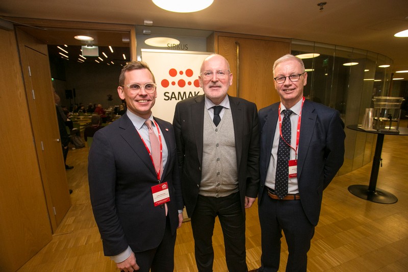 Jan-Erik Støstad (stânga), alături de Frans Timmermans (centru)