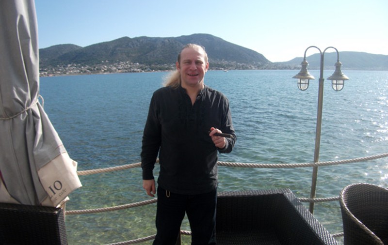 Vali Crăciunescu, nedespărţit de trabuc în Grecia | FOTO