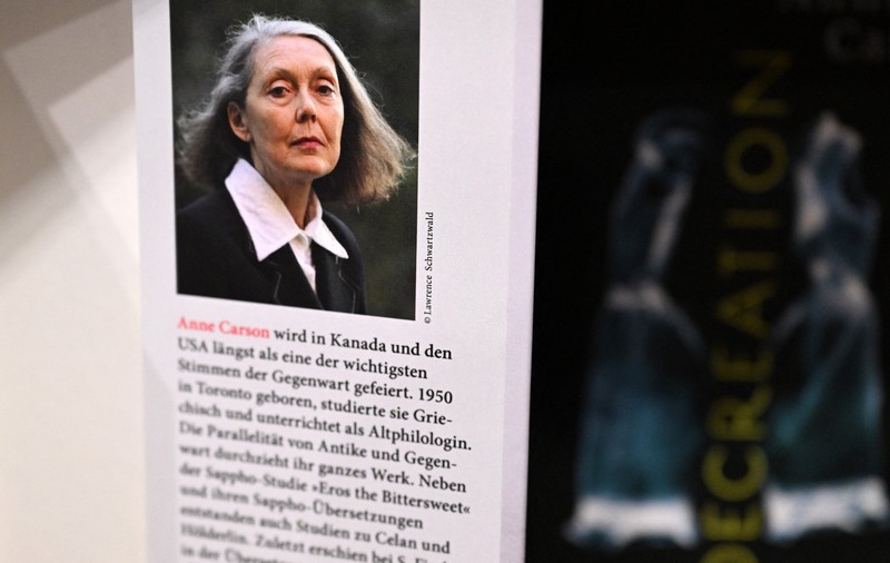 Anne Carson (pe coperta unei cărți), laureată a Premiului Nobel pentru Literatură 2026 Sursa foto: Profimedia