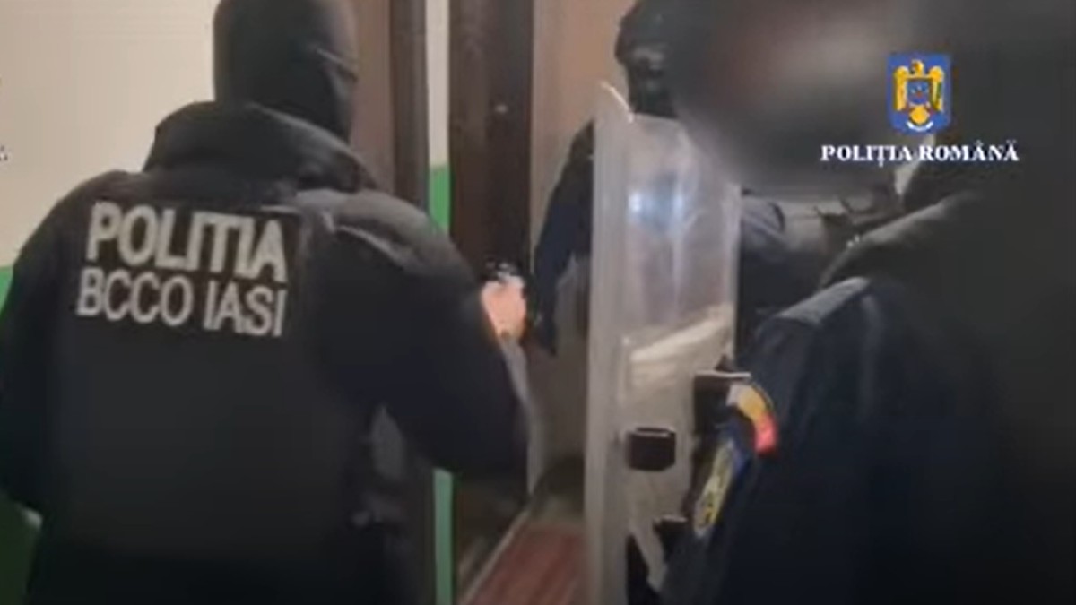 Oamenii legii au fost surprinși înainte de a efectua perchezițiile domiciliare