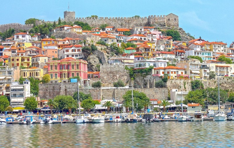 Bulgarii cumpără cu miile case și terenuri în Grecia. Cât costă metrul pătrat în Kavala, orașul-port de la Marea Egee