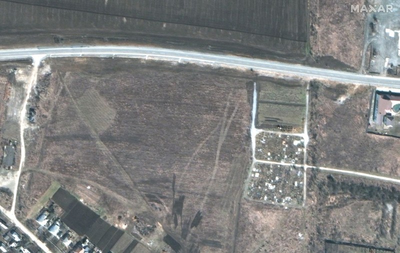 O nouă groapă comună, descoperită lângă Mariupol. „Rușii au săpat tranșee de 30 de metri lățime și aruncă oameni înăuntru”