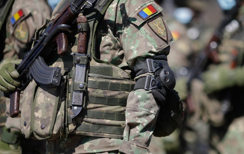 Soldatul din Constanța atacat în post și dezarmat de mitralieră a fost condamnat. Bărbatul citea rugăciuni pe telefon pentru că avea copilul bolnav. „A afectat imaginea armatei”, au decis judecătorii