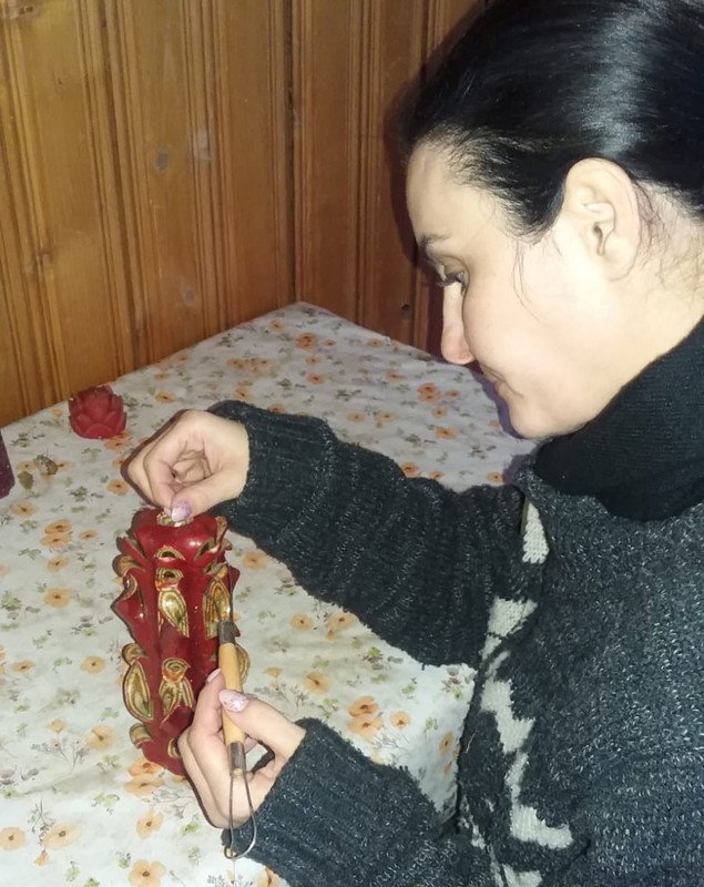 Revanșa femeii-pompier de la ISU Vrancea. A îmblânzit focul și sculptează lumânări cu el - FOTO