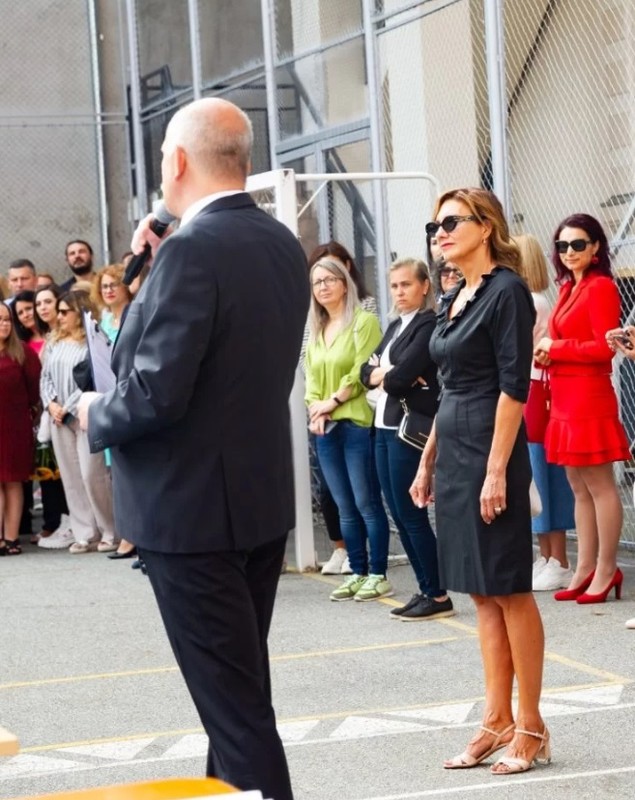 Cum a apărut Carmen Iohannis în prima zi de școală, la Sibiu. Soția președintelui s-a pozat cu elevii, în clasă