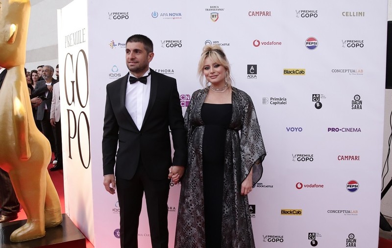 Laura Cosoi, apariție rară alături de soțul ei la Premiile Gopo 2024. Însărcinată în 8 luni, actrița a purtat o rochie mulată și sandale cu toc
