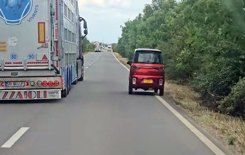 „Buburuza” care a stârnit indignare pe o șosea din Banat: „Cum să circuli cu așa ceva pe un drum național?”. Ce spune legea despre astfel de situații