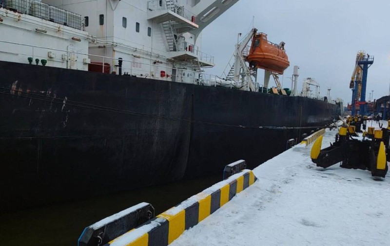 Un tanc petrolier rusesc care transporta 130.000 de tone de păcură a eșuat într-un port din regiunea Leningrad după o explozie la bord