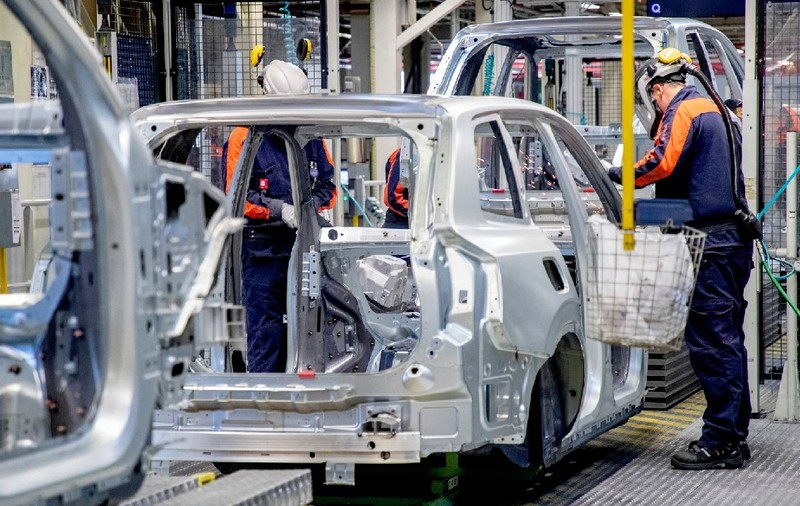 Angajații unei fabrici Volvo lucrează în ger, în Suedia: „E prea frig”