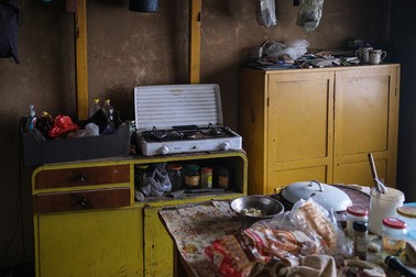 O cameră din apartamentul în care locuiesc cei doi ciobani