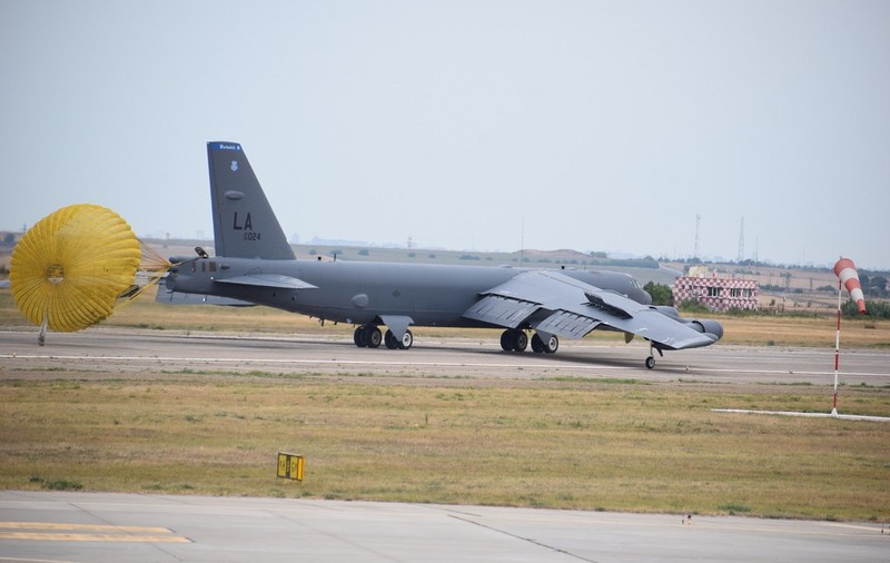Două bombardiere strategice B-52 Stratofortress, în premieră în România: ce capabilități au și în ce războaie au fost folosite avioanele istorice