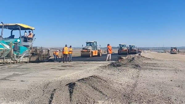 Lucrări de asfaltare Săucești – Trifești. Mai mulți muncitori și utilaje pe șantier