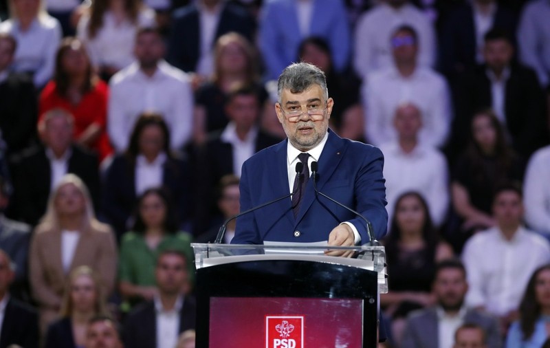 Imagini cu Marcel Ciolacu făcându-i nesimțiți pe pensionarii militari circulă pe net: „Mi s-a decupat din ceea ce am spus”