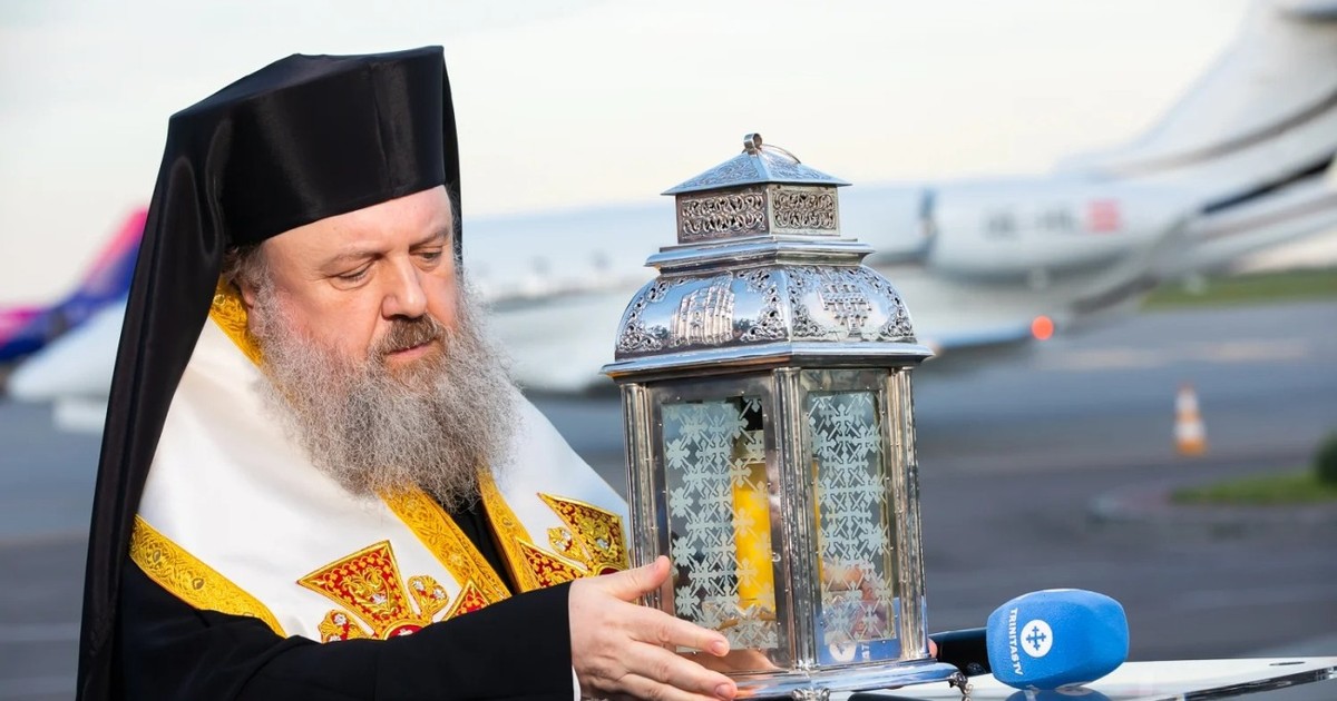 Sfânta Lumină de la Ierusalim este adusă în România de 17 ani