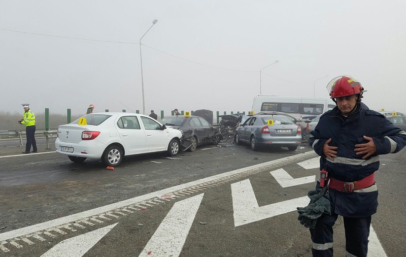 Au fost reţinute nouă permise de conducere în urma accidentului de pe A2