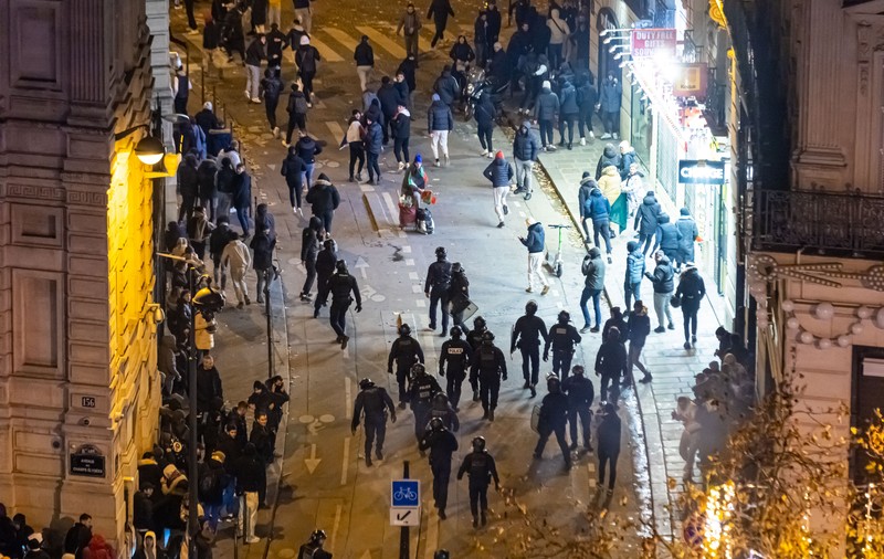 Violențe în mai multe orașe din Franța, după eliminarea Marocului în semifinala Mondialului. Un băiat de 14 ani, ucis în confruntări