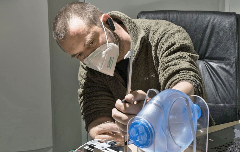 Un inginer a construit un prototip de ventilator pentru bolnavii de COVID-19, dar statul nu e interesat, deși a pus la bătaie 250.000 de euro pentru astfel de proiecte