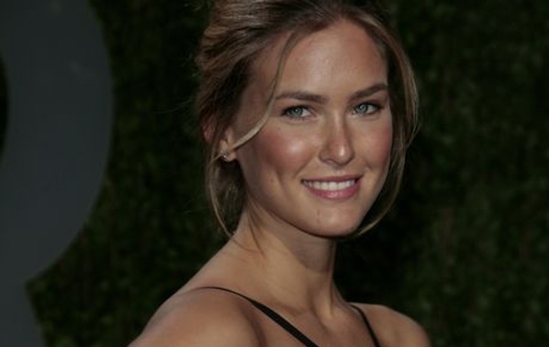 Bar Refaeli:" Pot să mănânc orice şi nu mă îngraş"
