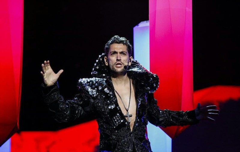 IMPRESIONANT! Cezar Ouatu, ÎN GENUNCHI, în faţa unei admiratoare, înainte de Eurovision | FOTO ÎN ARTICOL