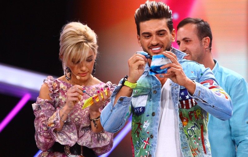 Dorian Popa învață să picteze cu degetul pe sticlă