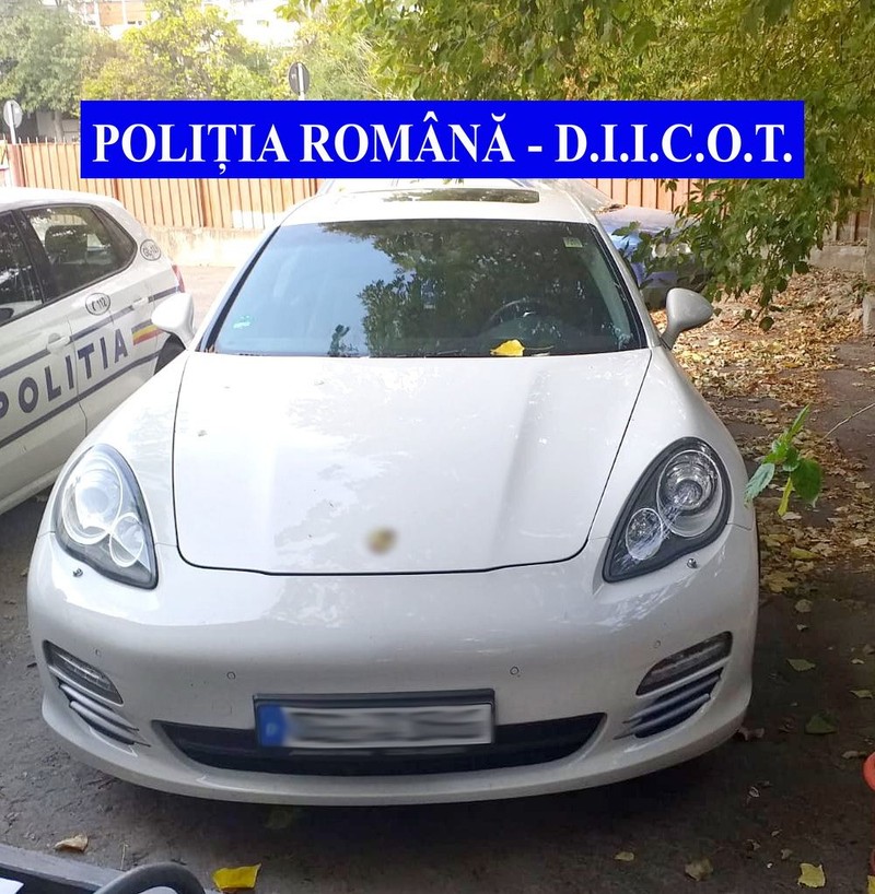 Autoturismul de lux, ridicat de anchetatori în urma descinderilor