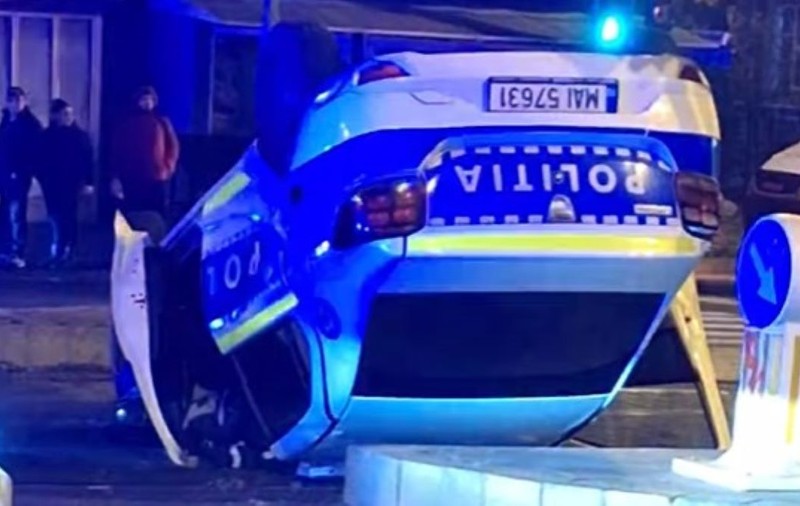 Filmare cu momentul în care e lovită și răsturnată mașina de poliție în misiune, în București. O polițistă a ajuns la spital 