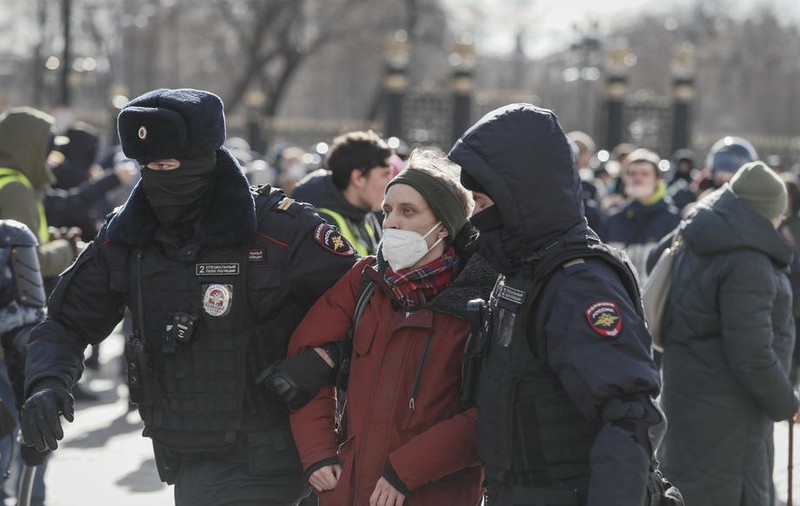 Noi mărturii ale protestatarelor agresate și umilite într-o secție de poliție din Moscova: Ofițer: „Legea suntem noi, iar voi sunteți niște târâturi. Dacă aș putea, aș trage în voi”