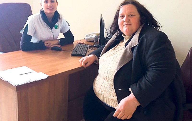 A slăbit 17 kilograme! Vești bune pentru femeia care, din cauza greutății, este transportată la serviciu cu o căruță