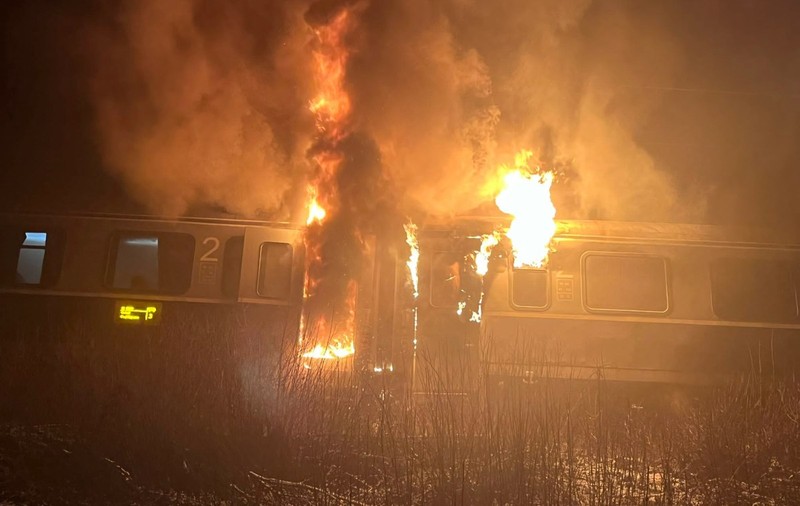 Un tren de pasageri a luat foc în mers, în Bistrița-Năsăud. Călătorii au fost evacuați, iar circulația feroviară, oprită | VIDEO
