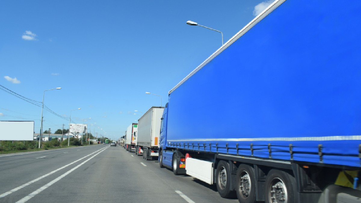 Restricții de circulație pentru vehiculele de peste 7,5 tone. Șir de camioane pe un drum național