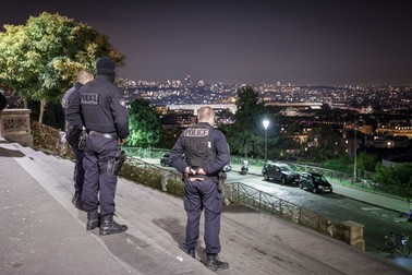 Mai mulți polițiști supraveghează în cartierul Montmartre | Foto: Profimedia