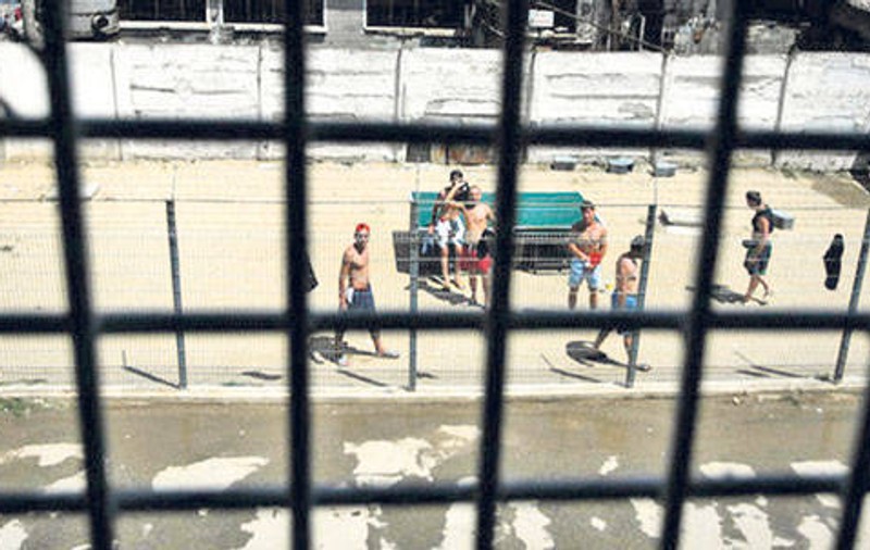 Caz ȘOCANT la Penitenciarul Colibași! Deținuții ȘI-AU BĂTUT CUIE ÎN CAP