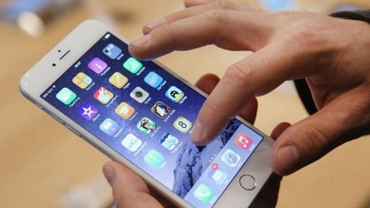 Google plătește anual trei miliarde de dolari către Apple. Fotografie cu iPhone