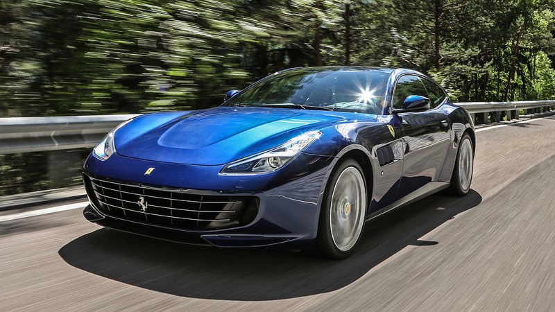 Cu doar 1.000 de lei vans, cineva și-a asigurat anul trecut acest Ferrari albastru