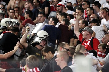 epaselect epa04933596 Supporters of Bayern Munich clash with riot police in the stands before the UEFA Champions League Group F soccer match between Olympiacos Piraeus and Bayern Munich at Karaiskaki stadium in Piraeus, Greece, 16 September 2015. EPA/ALEXANDROS VLACHOS