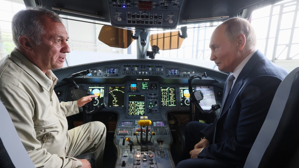 Președintele rus Vladimir Putin (dreapta) se află în cabina de pilotaj a noului avion de pasageri pe distanțe medii Iakovlev MC-21-300, în timpul unei vizite la Institutul de Cercetare a Zborului Gromov din Jukovski, lângă Moscova.